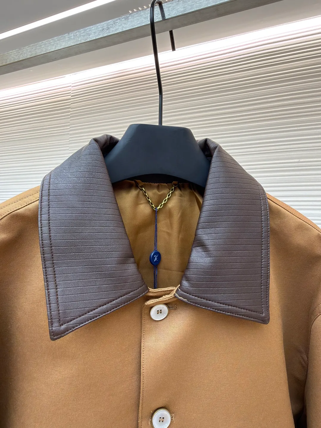 LOUIS VUITTON koi jacquard lapel jacket ●Original version: purchased and developed for 106000 ●Item number: 1681205-C15 ●Fabric: high-quality cotton fabric ●Technology: jacquard production ●Color: brown ●Version: fitted version ●Weight: about 980 grams ●Size: S-M-L-XL ●Description: Made of high-quality cotton fabric, crisp and textured. The leather splicing part of the collar has been carefully tanned and polished to make it soft and glossy. The splicing with the cotton fabric adopts seamless lamination technology; the pattern embroidery adopts multi-color three-dimensional embroidery technology, and different colors of silk threads are layered for embroidery, so that the pattern presents a rich three-dimensional sense and color levels. , the stitching is fine and even, the pattern details are clear and vivid, as if giving the pattern a sense of life; it is made of customized metal material, and has been polished, plated and other processes, the surface is smooth and textured, the stitching at the seams between the buttons and the body is firm, and the opening and closing is smooth, adding exquisite hardware embellishments to the overall shape. The overall wiring is straight and delicate, the fabric is comfortable and soft, and the color is consistent without color difference. It can be matched with the same style to create a fashionable look and control various occasions. Customized accessories, complete with three standards, same style for men and women!
